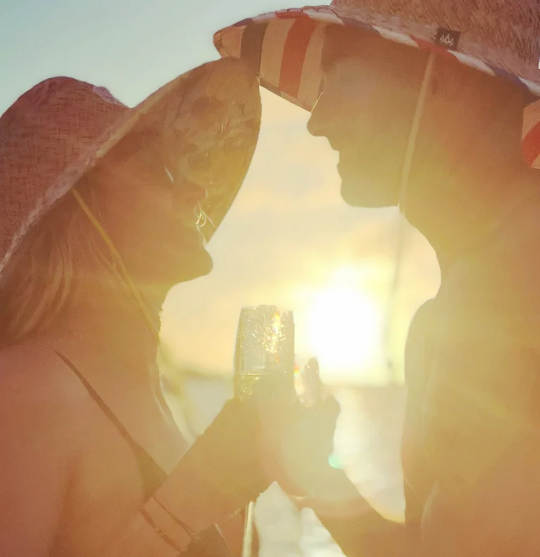 Dîner romantique au coucher du soleil sur yacht